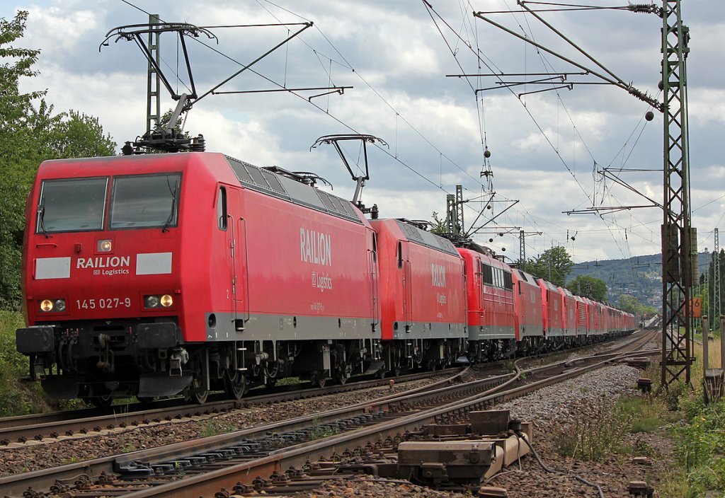 145 027-9 mit einem 21(!)teiligem Lokzug am Haken bei Unkel am 18.06.2011