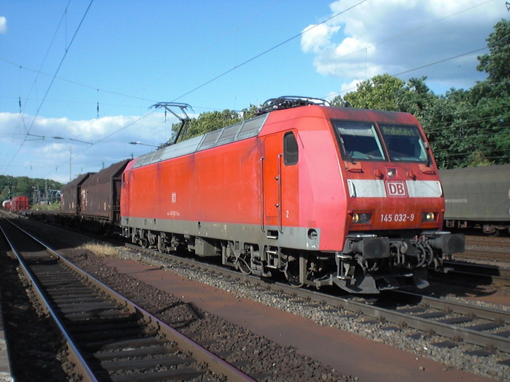 145 032-9 in K�ln-West mit einem gemischten G�terzug.