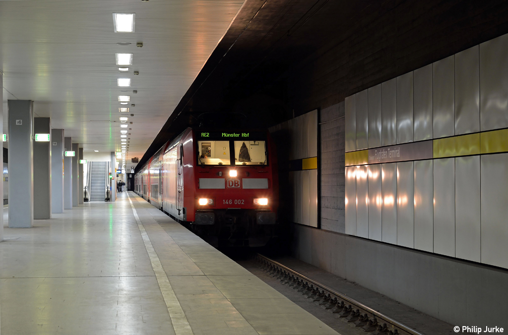 146 002-1 als RE 10129 nach M�nster(Westf) am 11.11.2012 im Terminal des D�sseldorfer Flughafens.