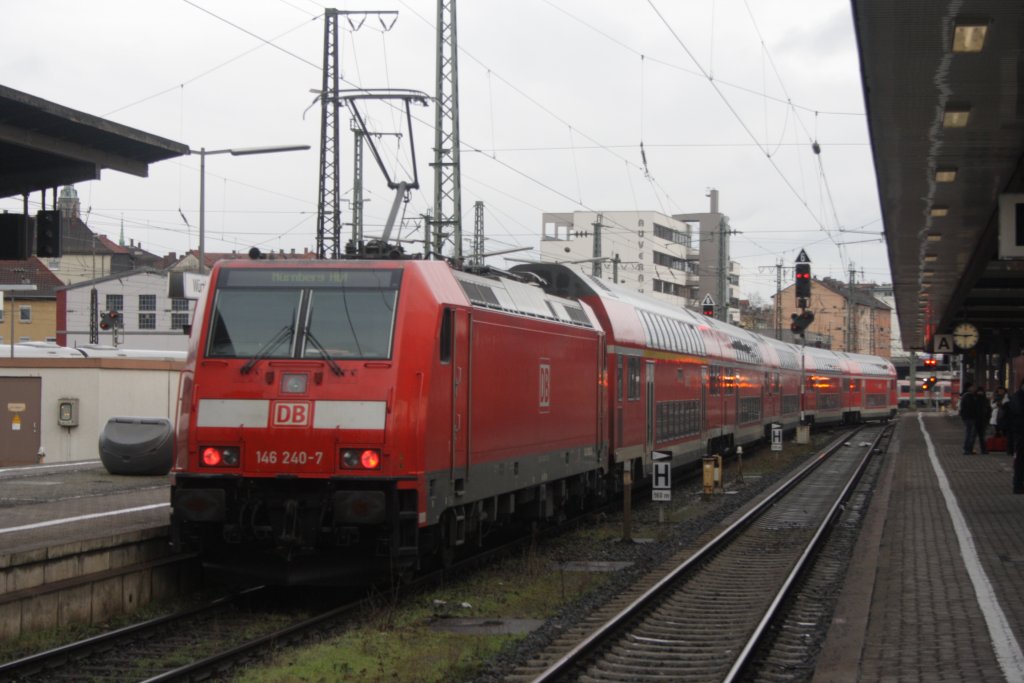 146 240 mit einem RE von W�rzburg nach N�rnberg in seinem Startbahnhof am 12.12.2010