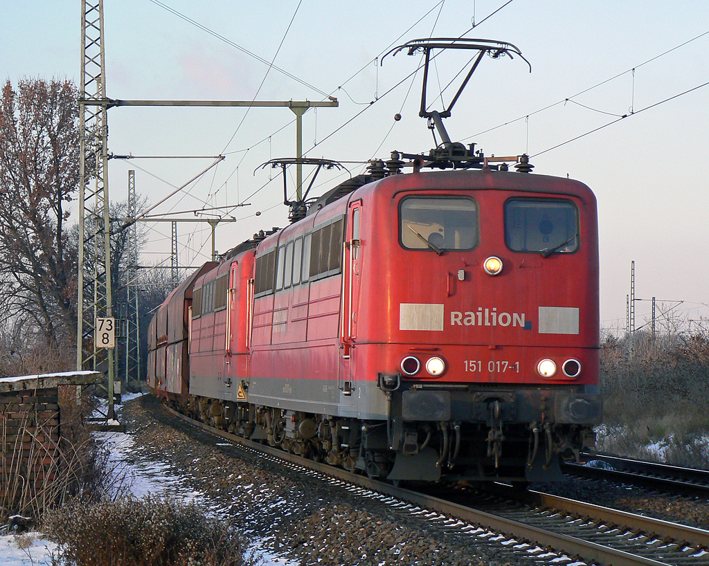151 017-1 mit einer weiteren BR151 mit Erzzug in Porz-Wahn am 15.12.2010