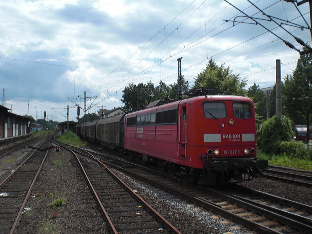 151 021-3 in Bonn-beuel mit einem Transwargongzug.