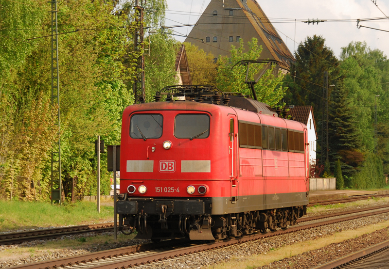 151 025-4, aufgenommen am 27.04.11, bei der Durchfahrt durch Gersthofen.
