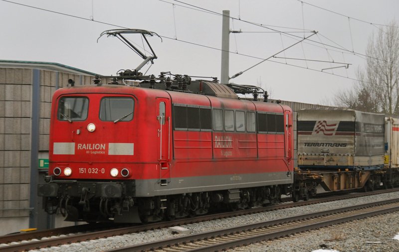 151 032-0, aufgenommen am 05.02.10, bei der Durchfahrt durch Kissing.
