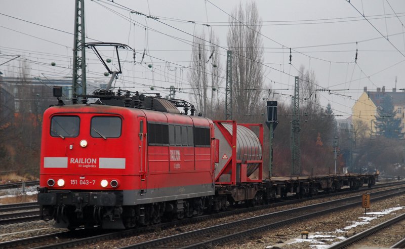 151 043-7, aufgenommen mit einem Kurzg�terzug am Haken, bei der Durchfahrt durch den Heimeranplatz, am 23.01.10.