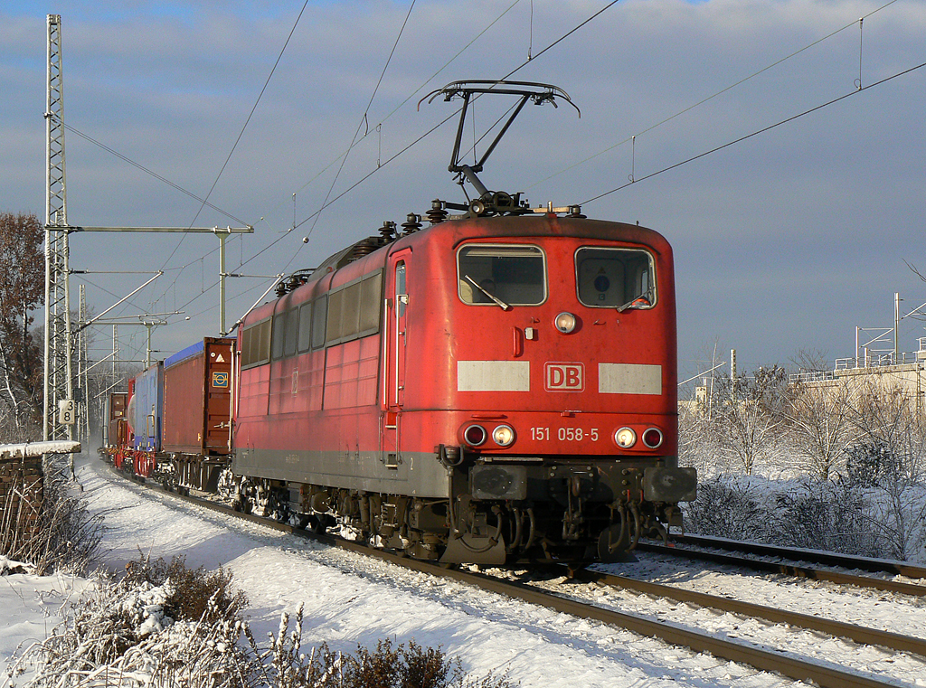 151 058-5 mit gem. Gz. in Porz Wahn am 18.12.2010
