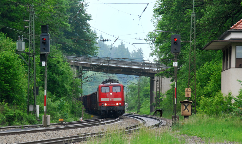 151 064-3, aufgenommen bei der Einfahrt in den Bahnhof A�ling, am 01.06.10.