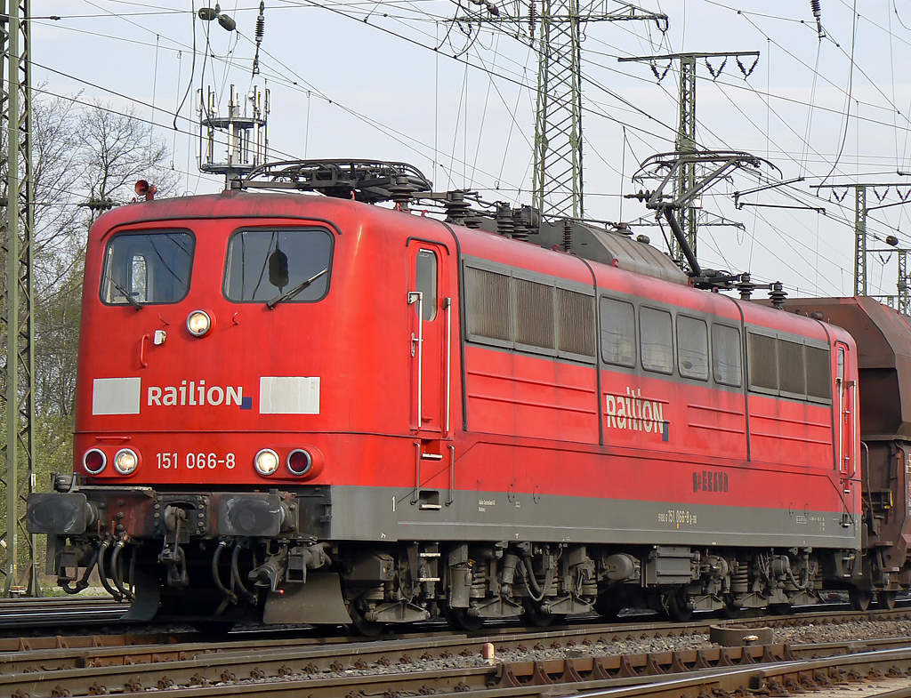 151 066-8 in Gremberg am 15.04.2010