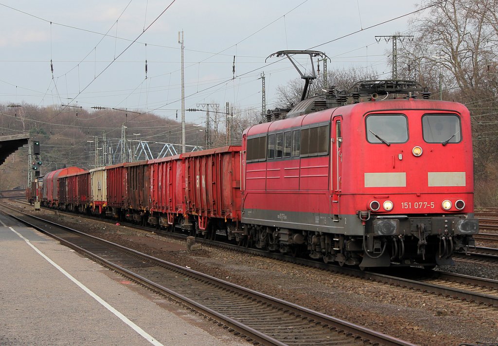 151 077-5 mit Eaos Wagen in K�ln West am 12.03.2011