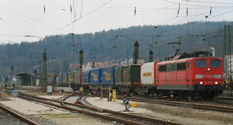 151 079-1, aufgenommen am 19.03.11, bei der Ausfahrt aus dem Bahnhof Treuchtlingen.