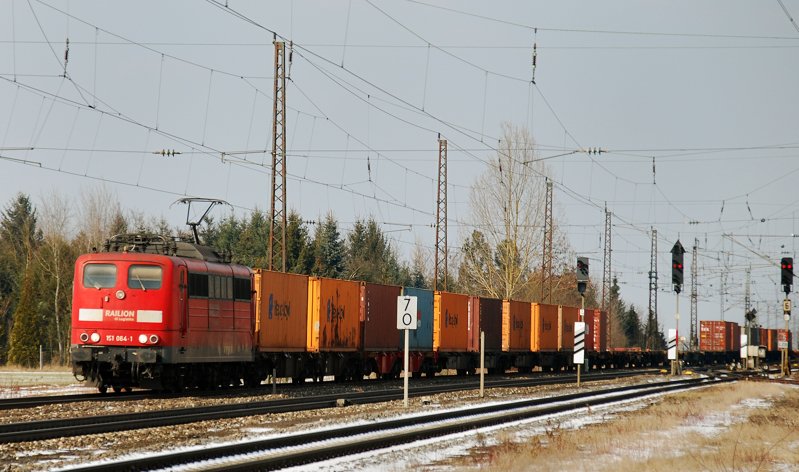 151 084-1, aufgenommen am 09.03.10, bei der Durchfahrt durch Gersthofen, Strecke Donauw�rth-Augsburg.