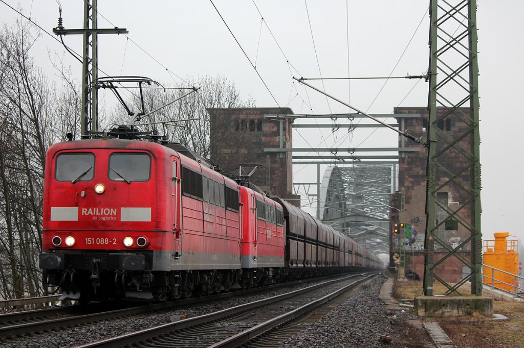 151 088-2 mit 151 xxx-x kommt von der K�lner S�dbr�cke am 28.02.2012
