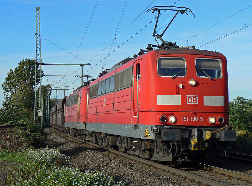 151 100-5 mit 151 103-x in Porz Wahn am 21.10.2010