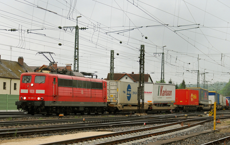 151 125-2, aufgenommen bei der Einfahrt in Treuchtlingen, am 15.05.10.