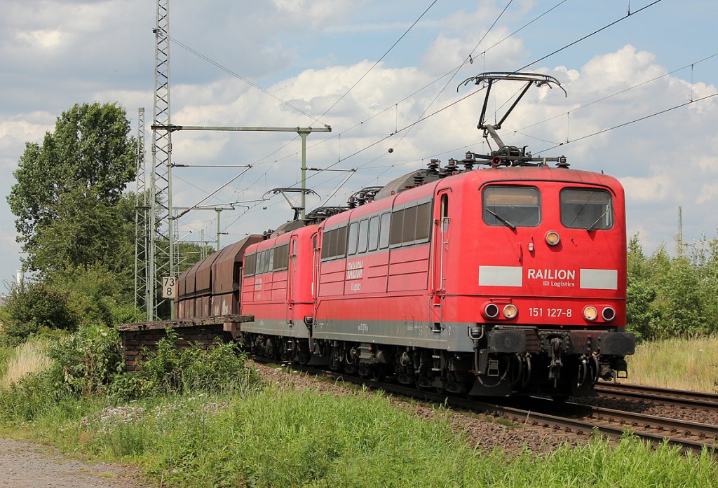 151 127-9 mit 151 xxx-x und Erzzug in Porz Wahn am 07.07.2011