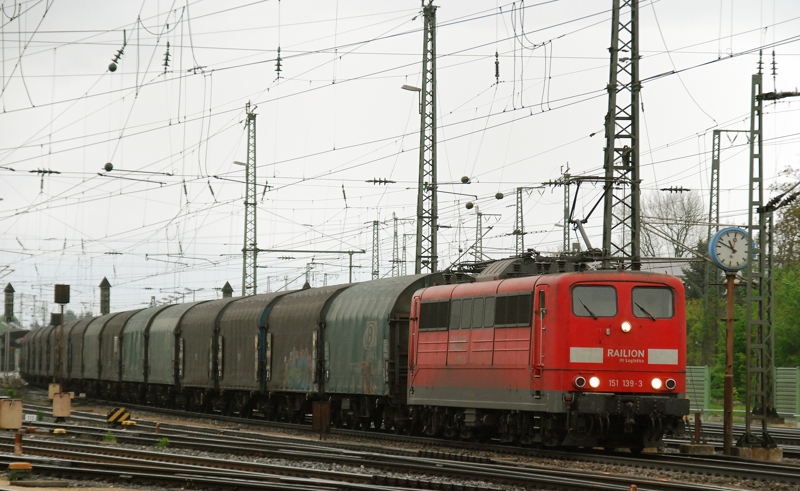 151 139-3, aufgenommen am 15.05.10, bei der Durchfahrt durch Treuchtlingen.