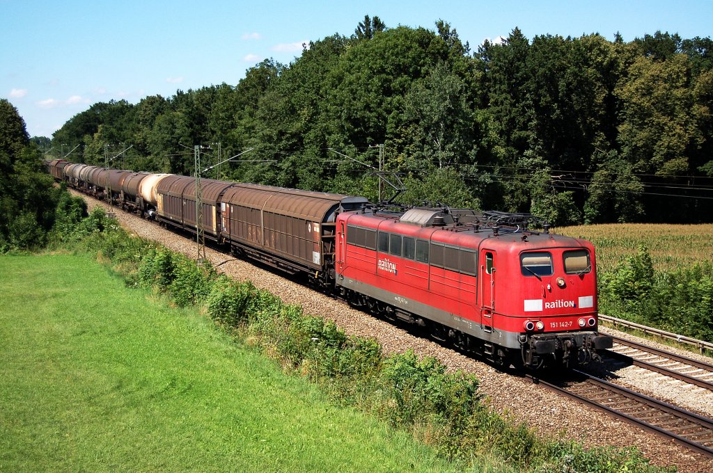 151 142 kam us M�nchen Nord mit einem Gemsichten G�tezug Richtung Rosenheim.
Aufgenommen am 31.07.2010.
