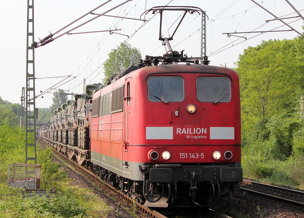 151 143-5 mit langem Milit�rzug in Bonn Oberkassel am 26.04.2011
