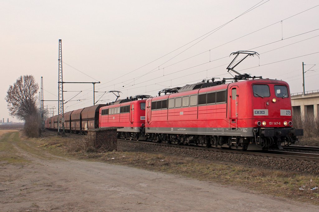 151 147-6 mit 151 151 nun in RBH Diensten in Porz Wahn am 04.04.2013