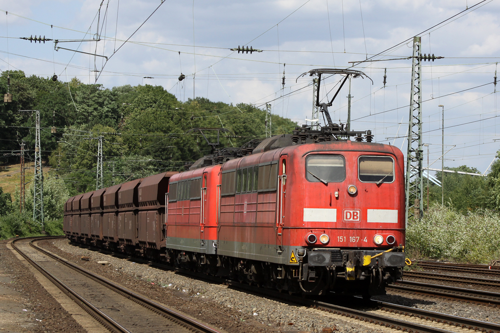 151 167-4 und 151 102-1 bei der Durchfahrt in K�ln West am 15.07.10 
