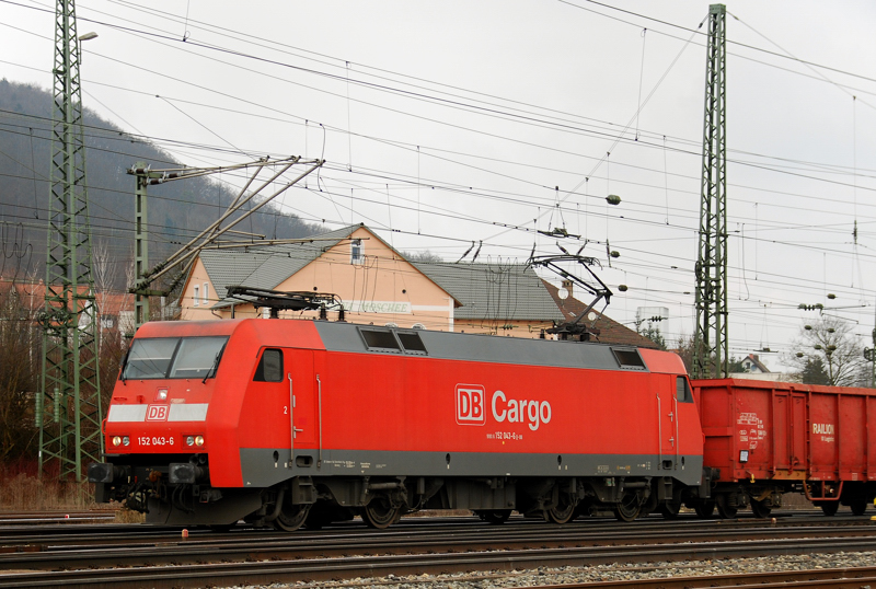 152 043-6, aufgenommen am 19.03.11, bei der Durchfahrt durch Treuchtlingen.