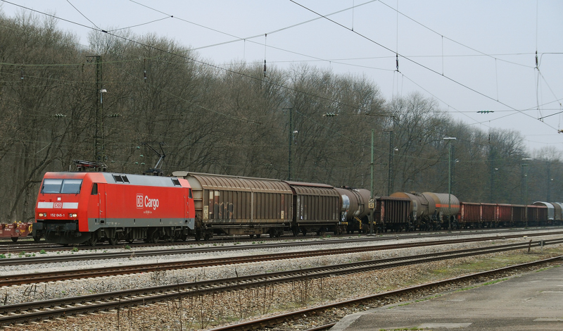 152 045-1, aufgenommen vor einem gemischten G�terzug bei der Durchfahrt durch Neuoffingen, am 26.03.11.