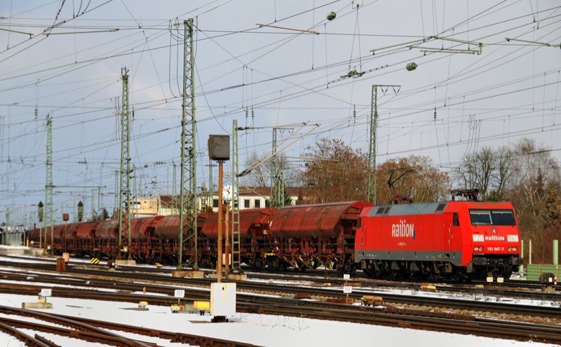 152 047-7, aufgenommen am 08.03.10, bei der Ausfahrt aus dem Bahnhof Treuchtlingen.