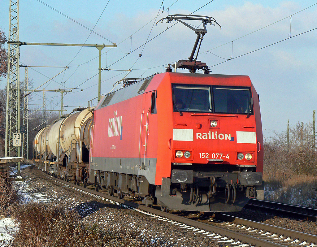 152 077-4 mit Kesselzug in Porz Wahn am 15.12.2010