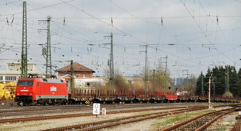 152 098-0, aufgenommen am 31.03.11, bei der Durchfahrt durch Treuchtlingen.