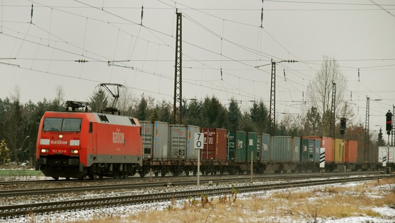 152 103-8, aufgenommen am 16.12.09, bei der Durchfahrt durch Gersthofen, Strecke Donauw�rth-Augsburg.