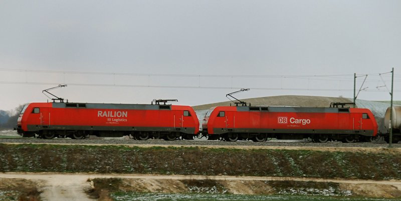 152 115-2 + 152 020-4, aufgenommen am 16.12.09, Strecke Augsburg-Ulm, kurz vor Burgau.