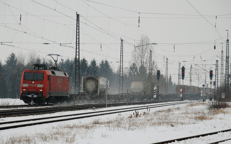 152 115-2, aufgenommen am 15.02.10, bei der Durchfahrt durch Gersthofen, Strecke Donauw�rth-Augsburg.