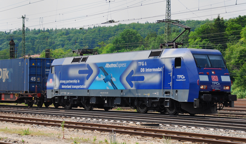 152 135-0, aufgenommen am 29.06.10, bei der Durchfahrt durch Treuchtlingen.