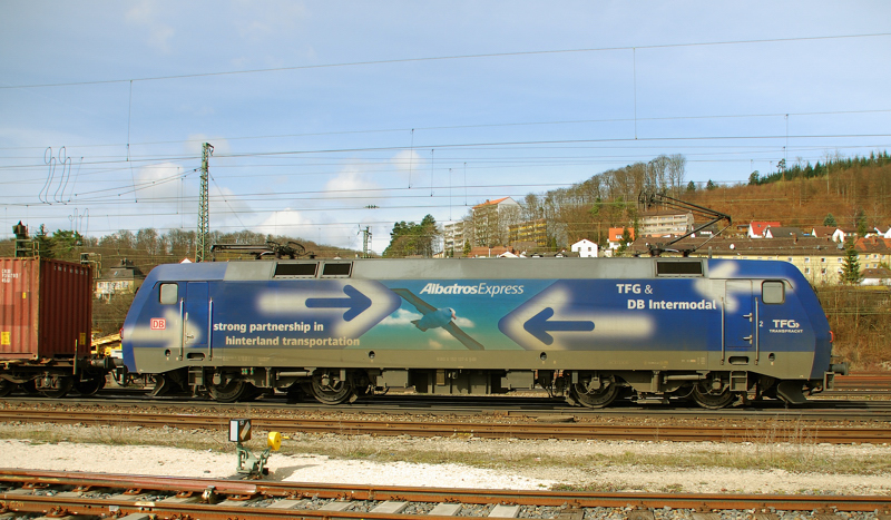 152 137-6, aufgenommen am 31.03.11, bei der Durchfahrt durch Treuchtlingen.