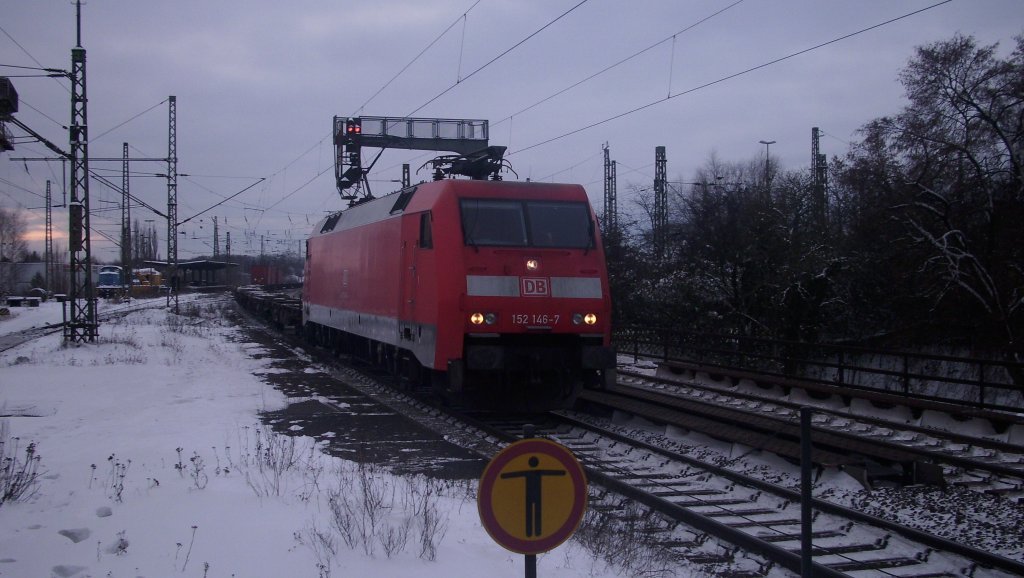 152 146-7 f�hrt mit nur wenigen Containern durch Uelzen. (05.01.10)