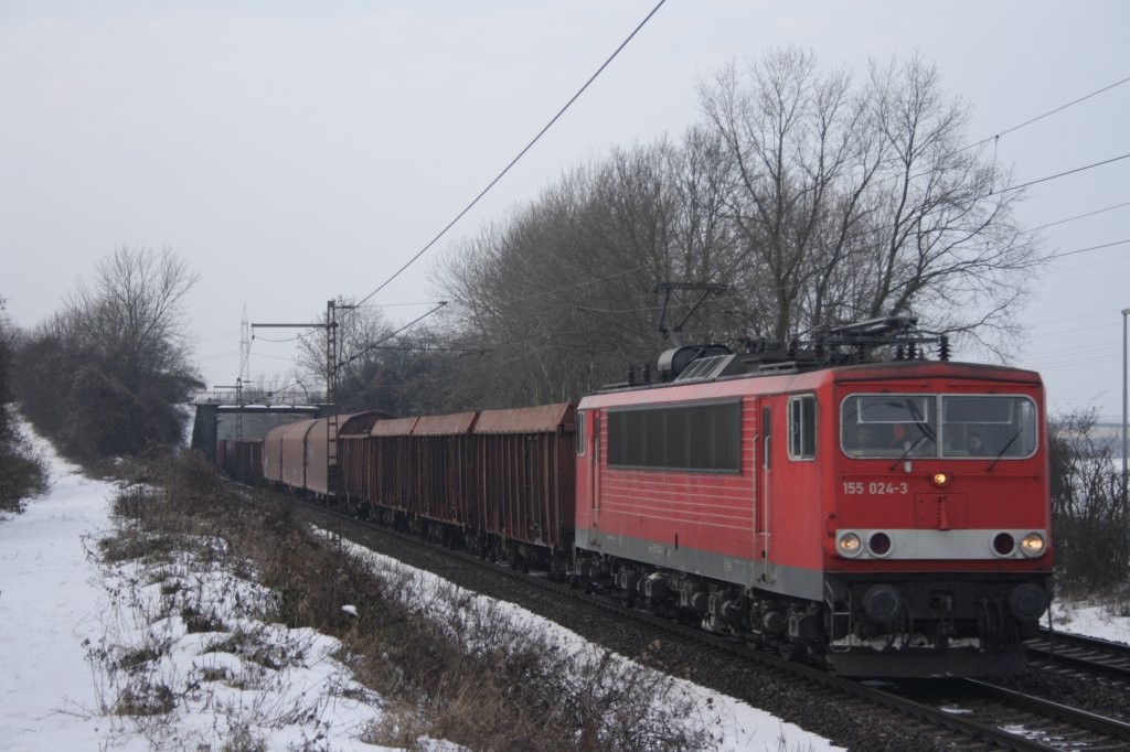 155 024 mit einem G�terzug in Ahlten am 04.01.2011