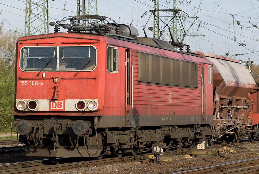 155 108-4 bei der Ausfahrt in H�he Gnf K�ln-Gremberg.
Fotografiert im April 2010.