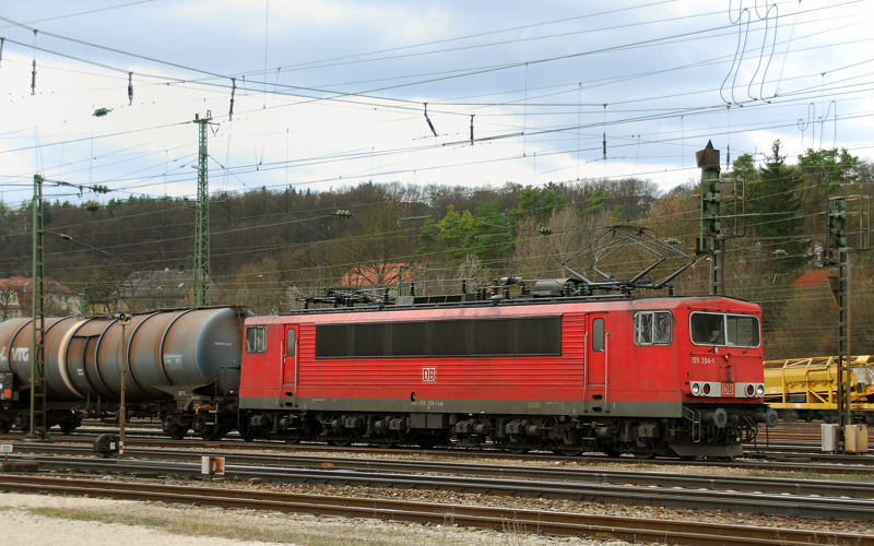 155 204-1, aufgenommen am 31.03.11, bei der Durchfahrt durch Treuchtlingen.
