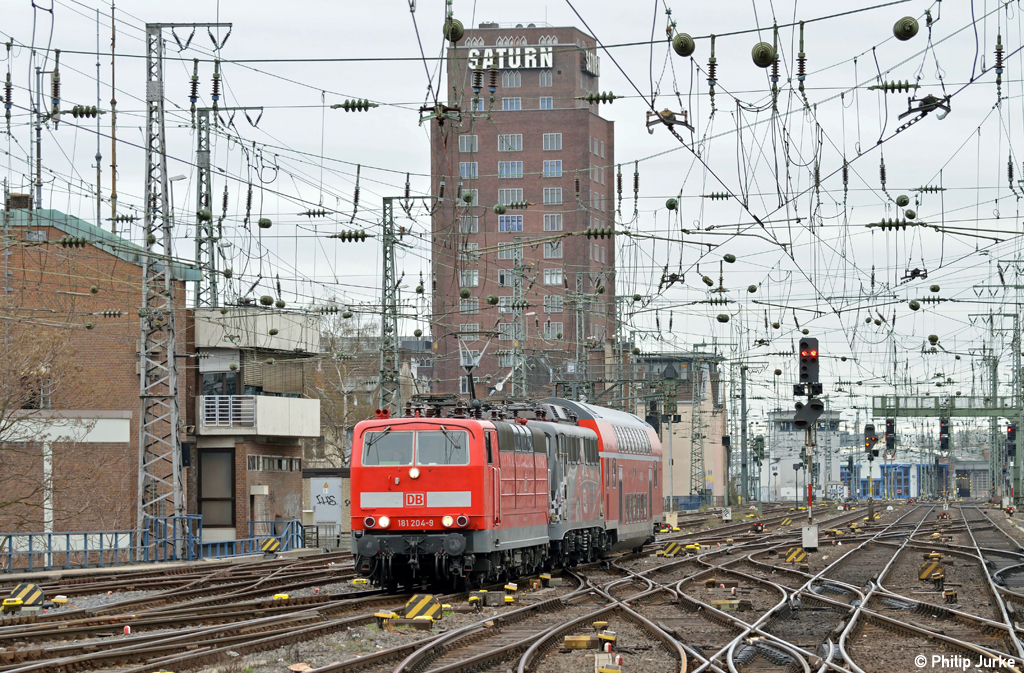 181 204-9 mit 115 509-2 sowie 50 80 26-35 459-9 als PbZ 2476 von Frankfurt(Main) nach Dortmund am 14.04.2013 bei der Einfahrt in den K�lner Hbf.