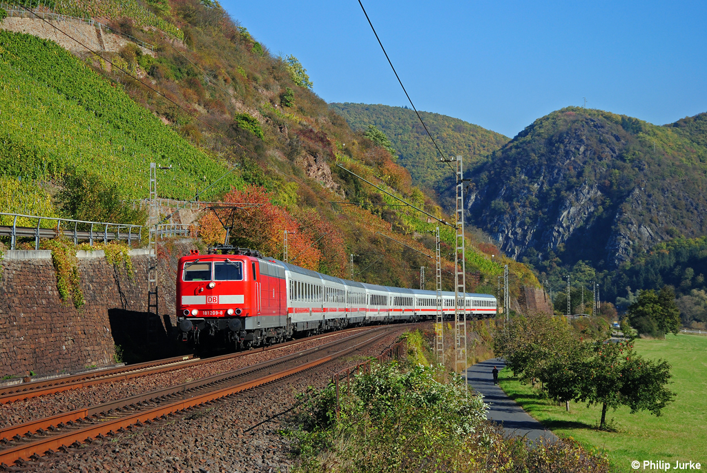 181 209-8 mit dem IC 136 nach Luxembourg am 22.10.2011 in M�den.