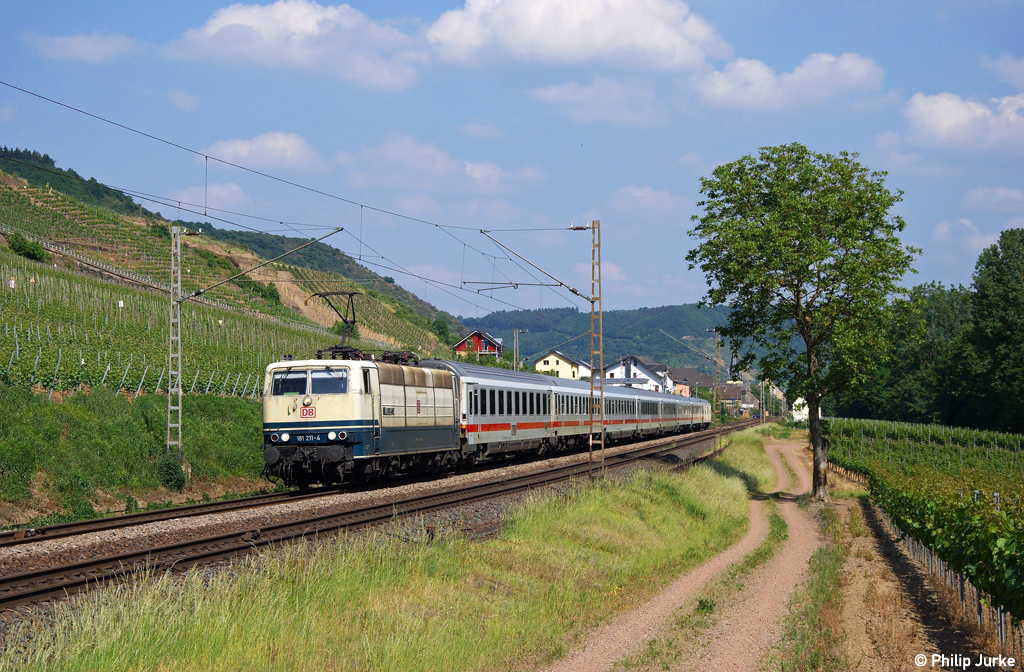 181 211-4 mit dem IC 134 nach Luxembourg am 21.05.2011 in Pommern(Mosel).