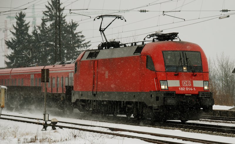182 014-1, aufgenommen bei der Durchfahrt im Schneetreiben durch Gersthofen, Strecke Augsburg-Donauw�rth, am 15.02.10.