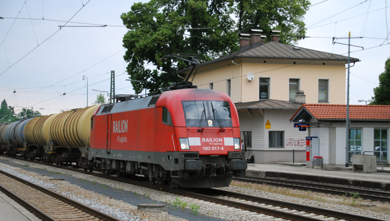 182 017-4, aufgenommen am 11.06.11, bei der Durchfahrt durch A�ling.