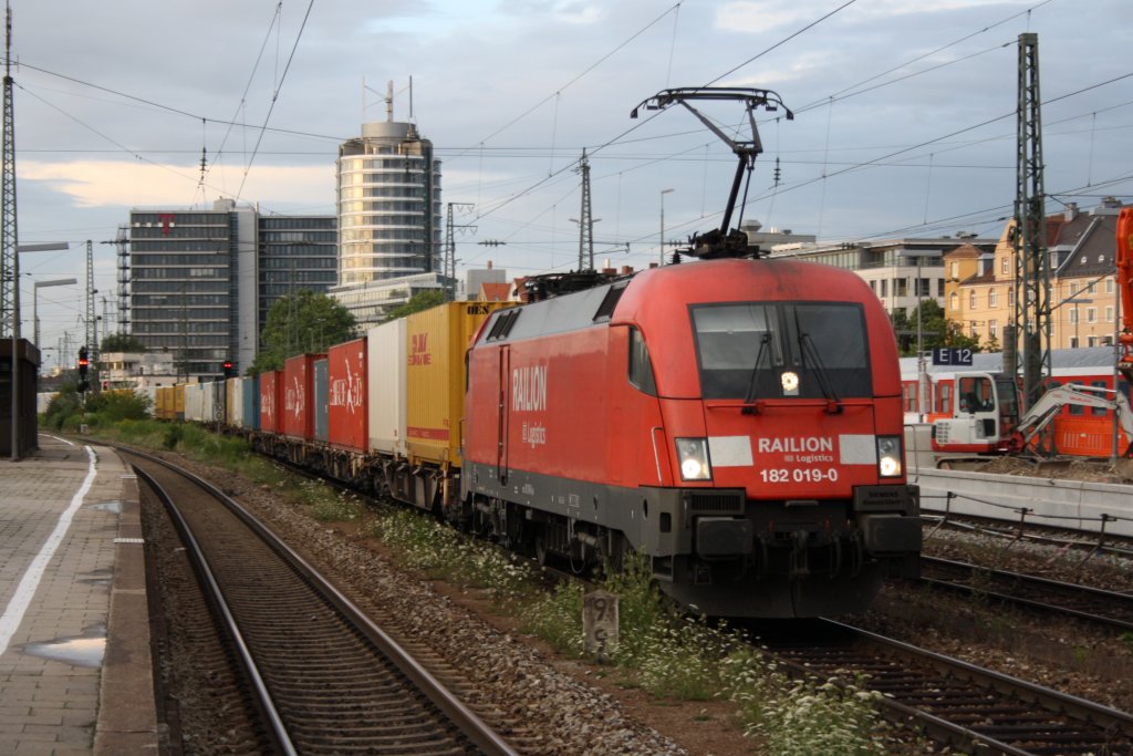 182 019 am 29.07.2010 mit dem PIC nach Hamburg in M�nchen Ost