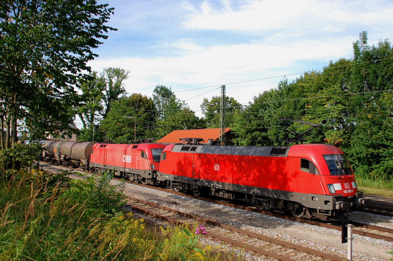 182 022-4 + 1116 146-6, aufgenommen am 06.08.11, bei der Durchfahrt durch A�ling.