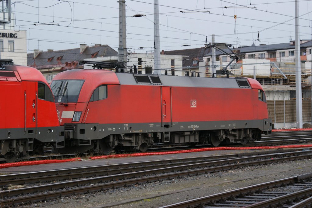 182 024 steht mit einer �BB 1216 im Salzburger Hauptbahnhof
