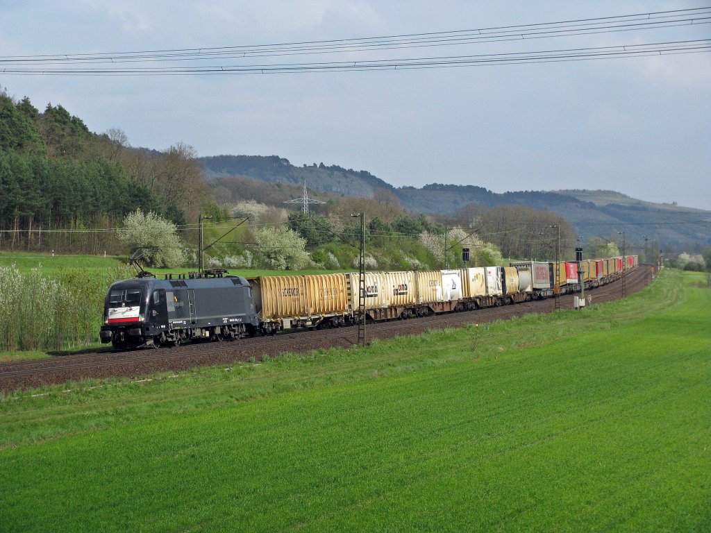 182 533 kam mit dem transped TXL-Zug aus W�rzburg.
Aufgenommen im Maintal bei Wernfeld am 21.04.2010.