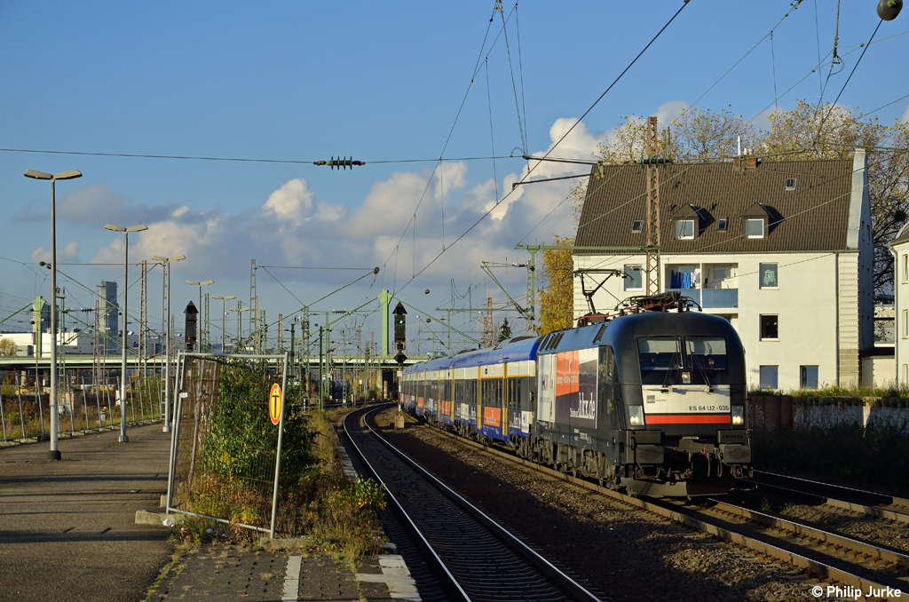 182 536-3 als HKX 1802 nach K�ln am 11.11.2012 in D�sseldorf-Derendorf.