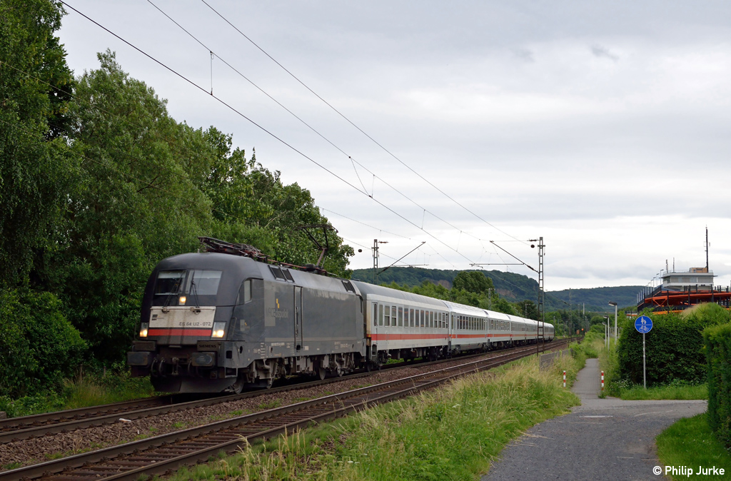 182 572-8 mit dem EC 6 von Chur nach Hamburg am 22.06.2013 bei Bonn-Limperich.
