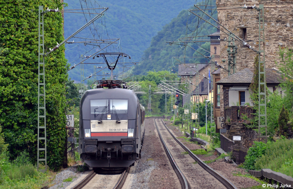 182 573-6 mit dem EC 6 von Chur nach Hamburg am 15.06.2013 in Oberwesel.
